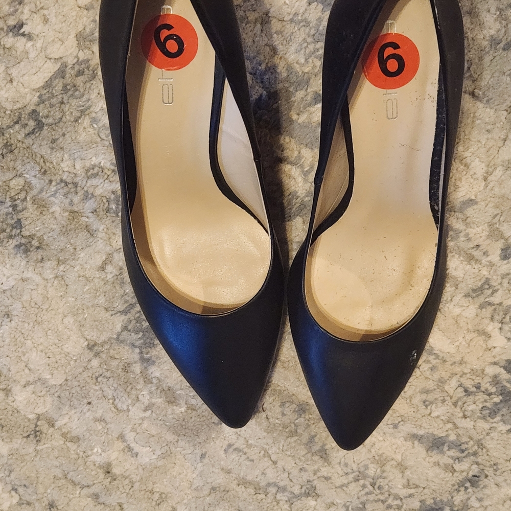 Classic Black Pointed-Toe Women's Pumps